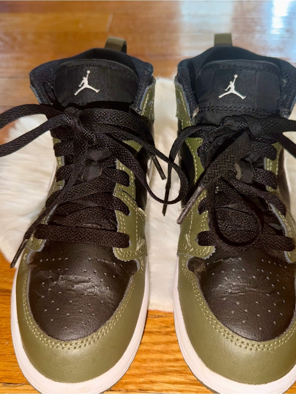 Nike Air Jordan 1 Mid Olive Black White Kids Size 13.5C - Picture 4 of 9
